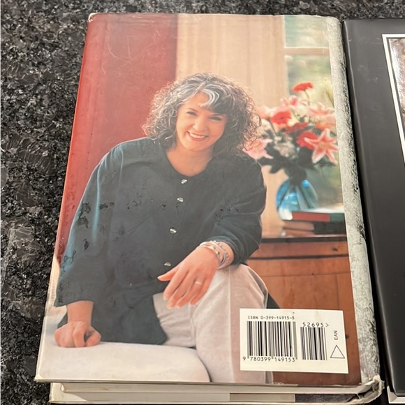 (3) books by Sue Grafton in great used condition - Picture 4 of 10